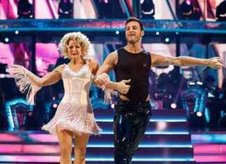 Sarah Hadland Urges Viewers to Respect Sensitive Topics in Strictly Commentary news-17112024-010559