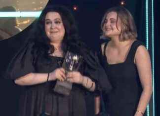 Ashley Storrie Honors Janey Godley in Emotional Bafta Acceptance Speech news-18112024-011307