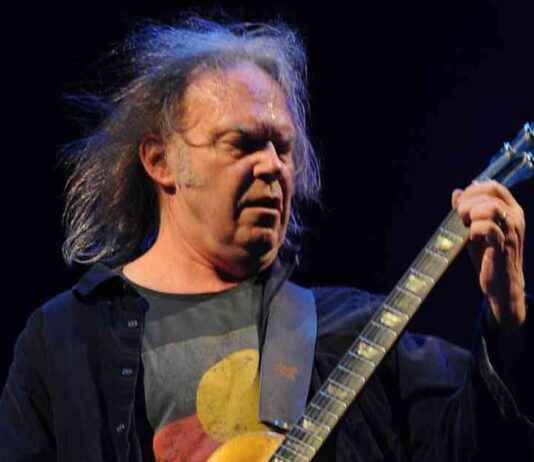 Neil Young Confirms Glastonbury Performance in Surprising Reversal neil-young-confirms-glastonbury-performance-in-surprising-reversal