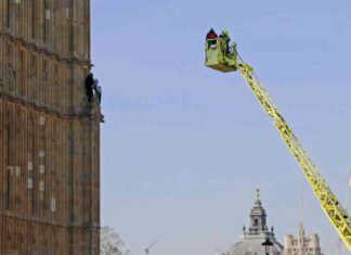 arrested-man-scales-big-ben-for-16-hour-palestine-protest